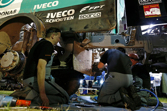 Gerard de Rooy reparatie truck Dakar